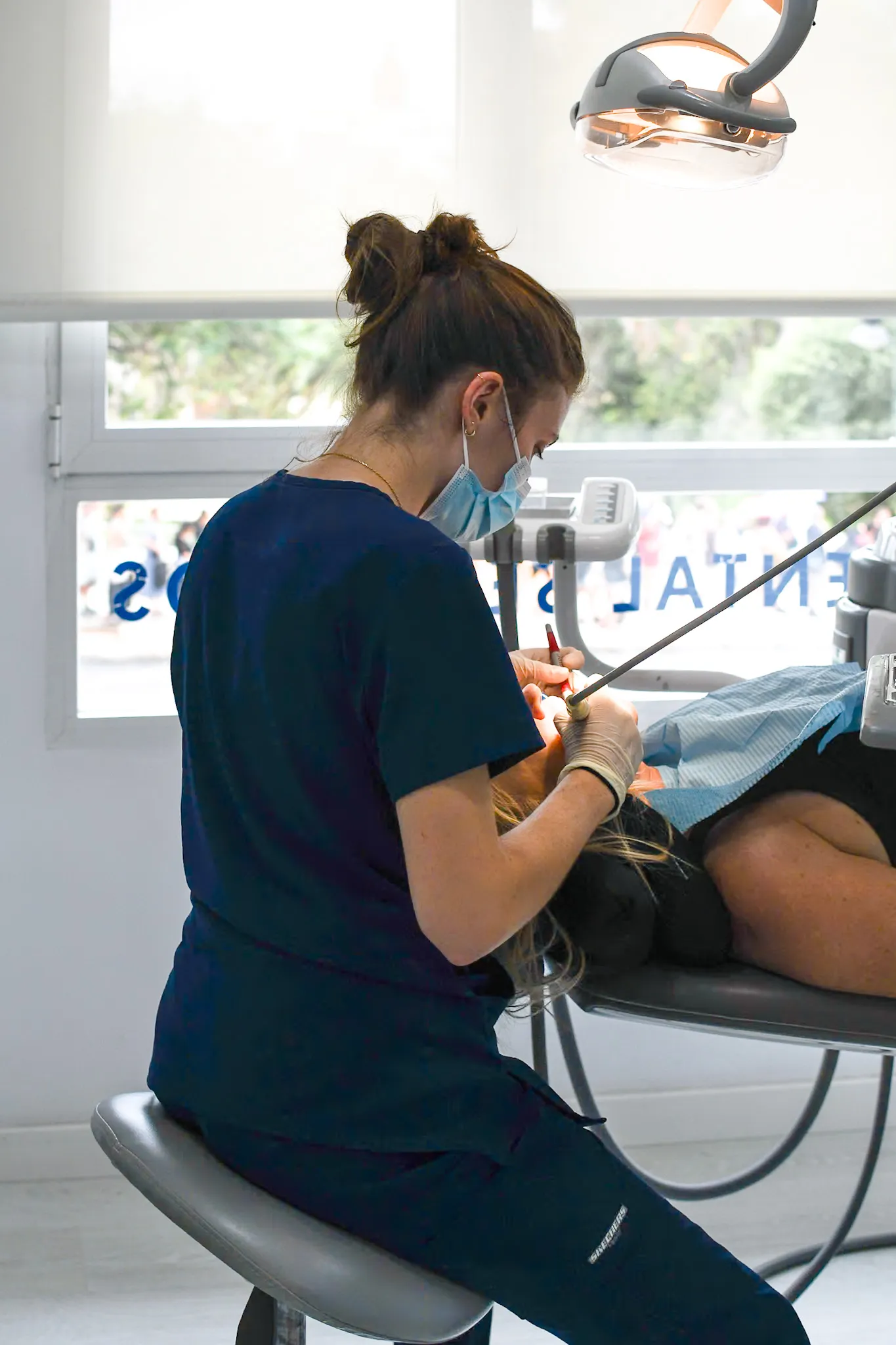 Dentista femenina profesional trabajando.